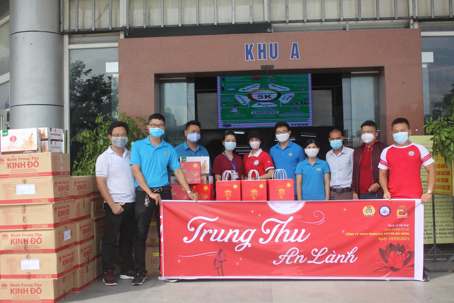 Mang niềm vui Tết Trung thu đến những trẻ em không may mắn Mang niềm vui Tết Trung thu đến những trẻ em không may mắn