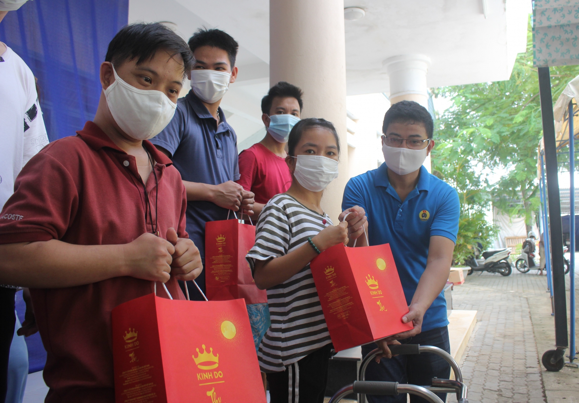 Mang niềm vui Tết Trung thu đến những trẻ em không may mắn Mang niềm vui Tết Trung thu đến những trẻ em không may mắn