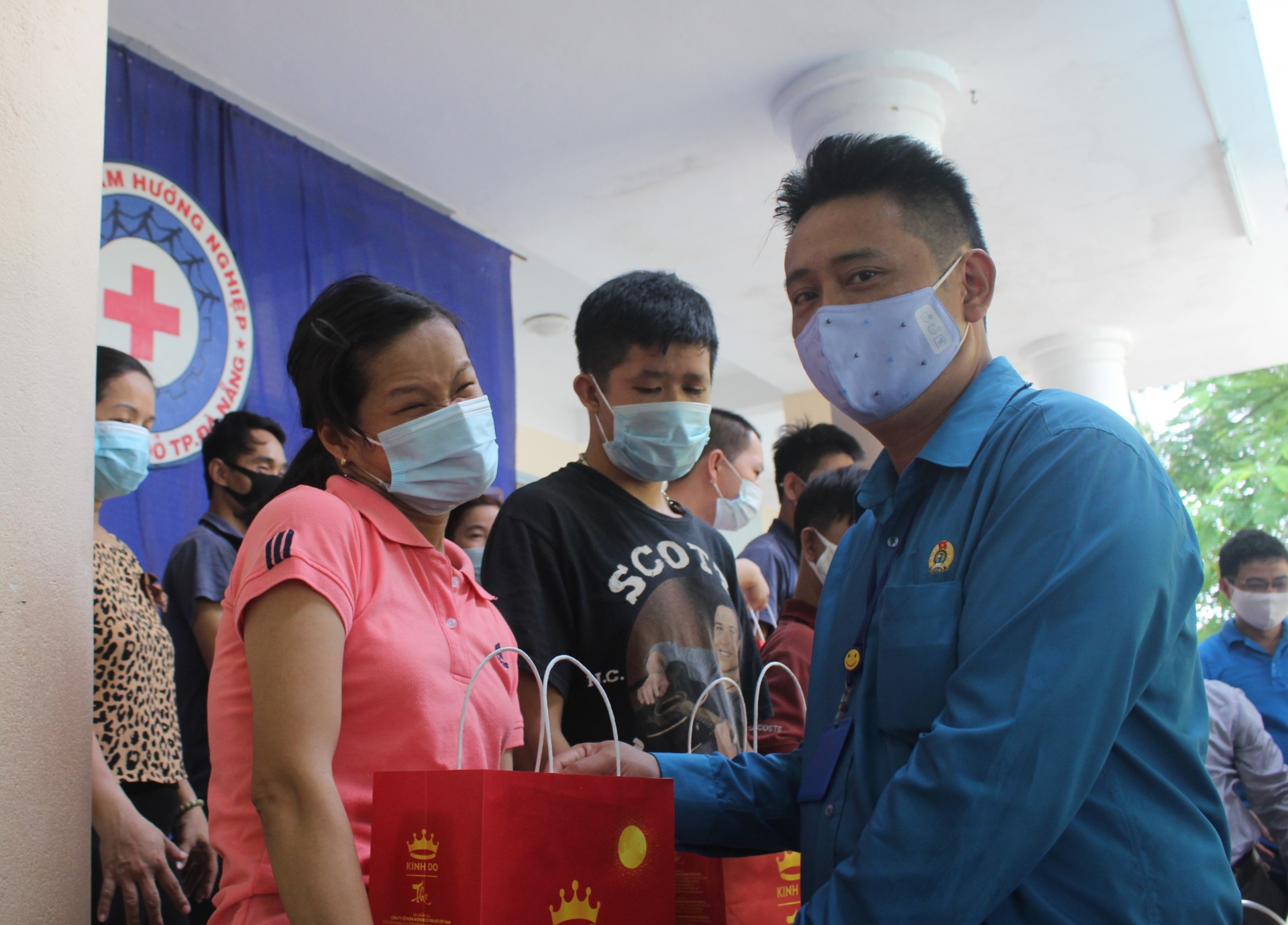 Mang niềm vui Tết Trung thu đến những trẻ em không may mắn Mang niềm vui Tết Trung thu đến những trẻ em không may mắn