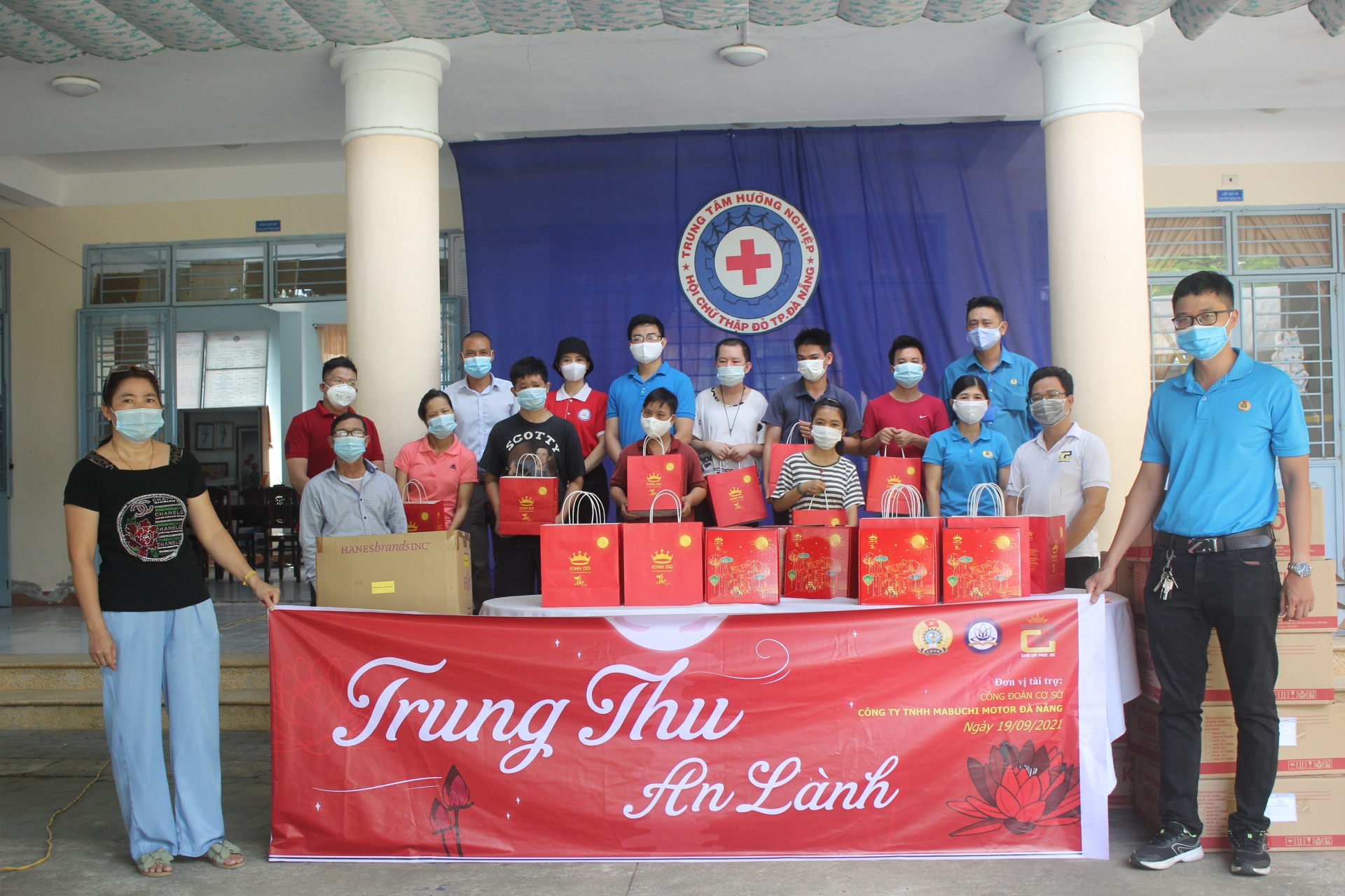 Mang niềm vui Tết Trung thu đến những trẻ em không may mắn Mang niềm vui Tết Trung thu đến những trẻ em không may mắn
