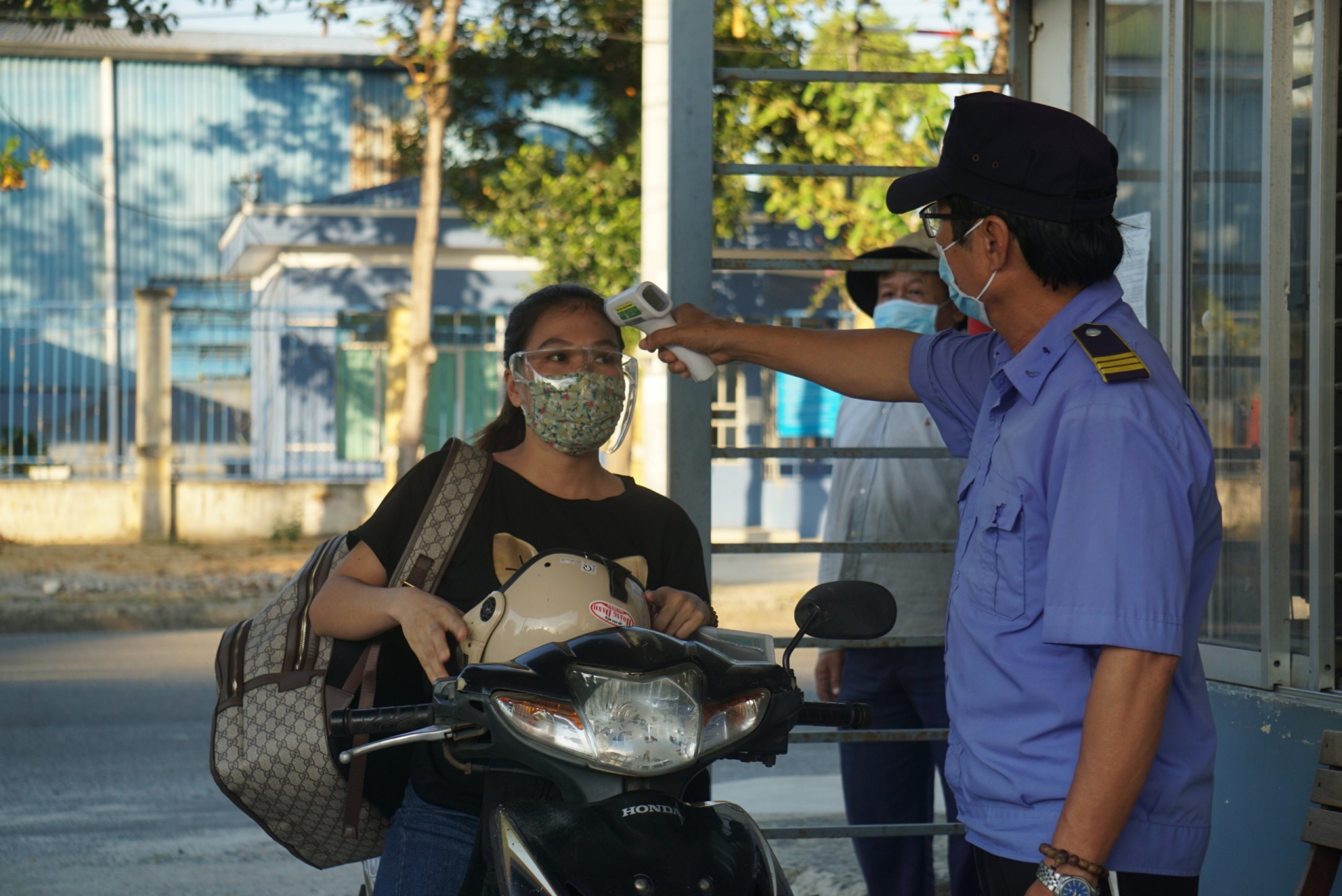 Người lao động Đà Nẵng ngóng chờ ngày được trở lại sản xuất Người lao động Đà Nẵng ngóng chờ ngày được trở lại sản xuất