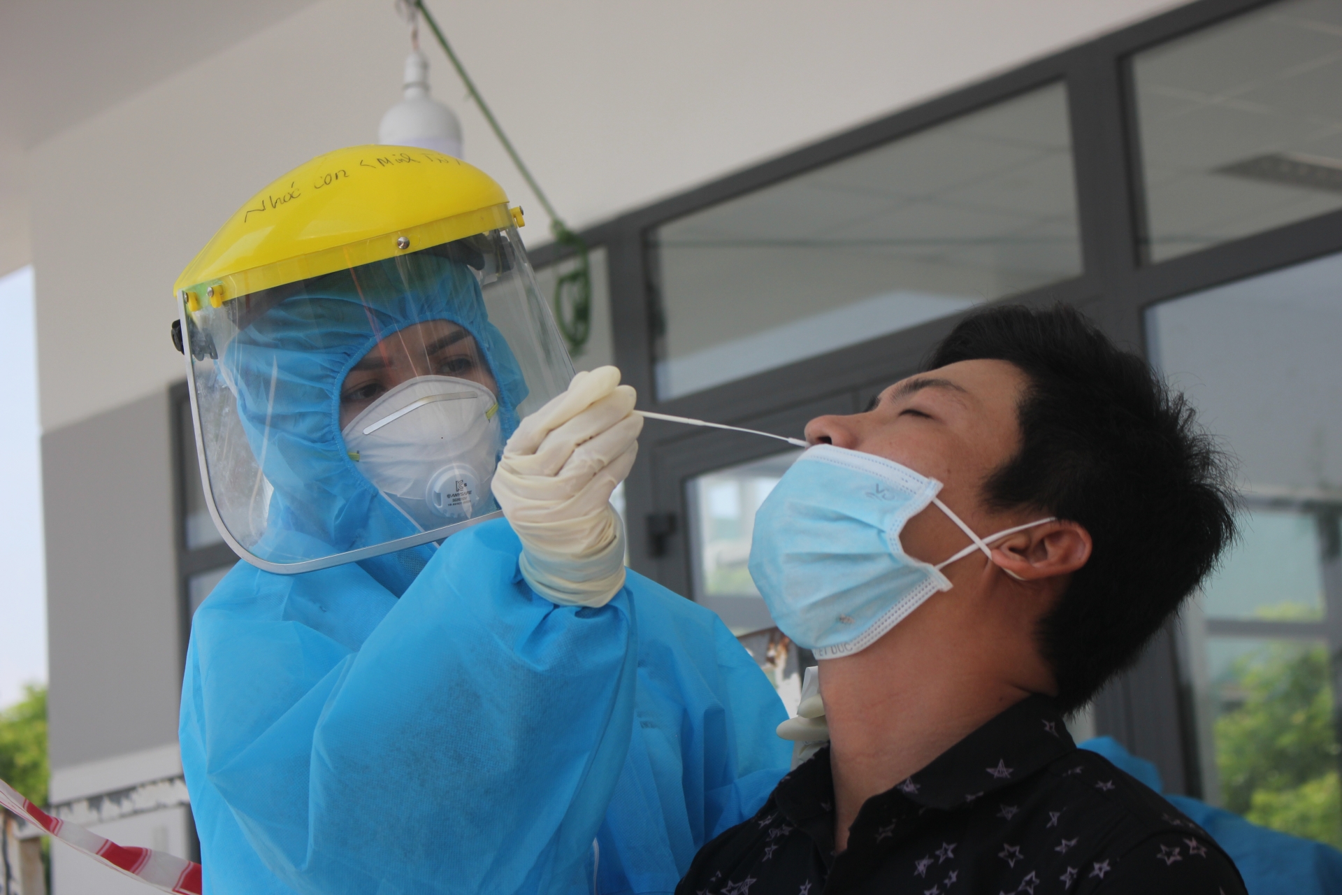 Nhiều người dân mắc kẹt tại chốt kiểm soát dịch vì thiếu giấy xét nghiệm