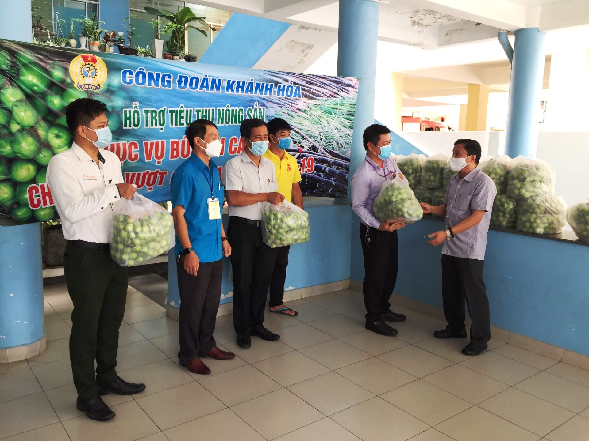 LĐLĐ tỉnh Khánh Hòa góp tấm lòng san sẻ yêu thương với nông, ngư dân