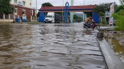 Mưa lớn liên tiếp, cổng vào khu công nghiệp ngập sâu