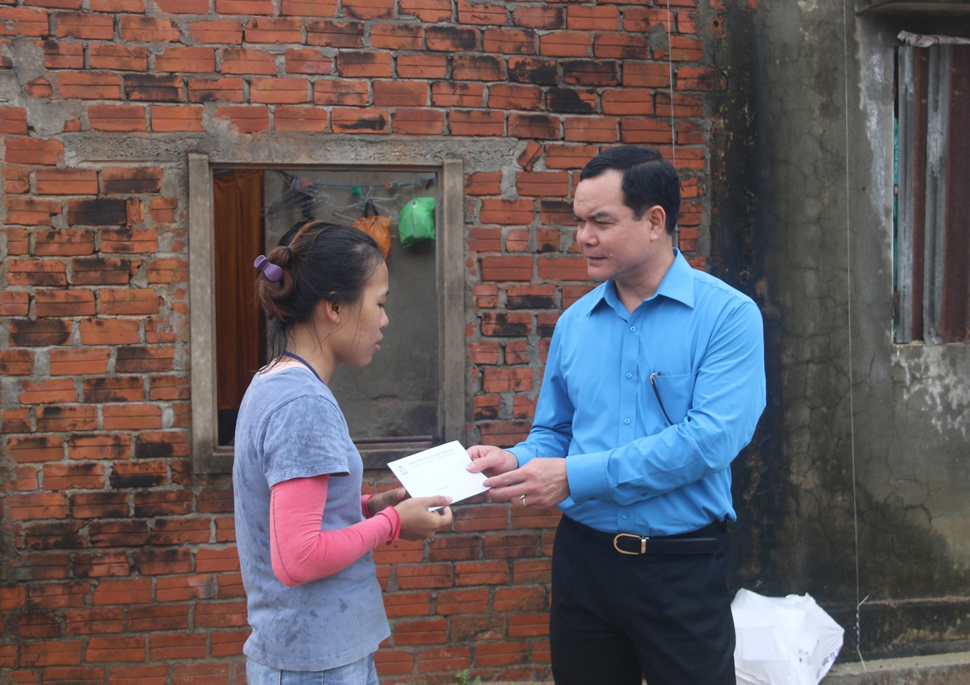 “Lá lành đùm lá rách” hướng về đồng bào miền Trung “Lá lành đùm lá rách” hướng về đồng bào miền Trung