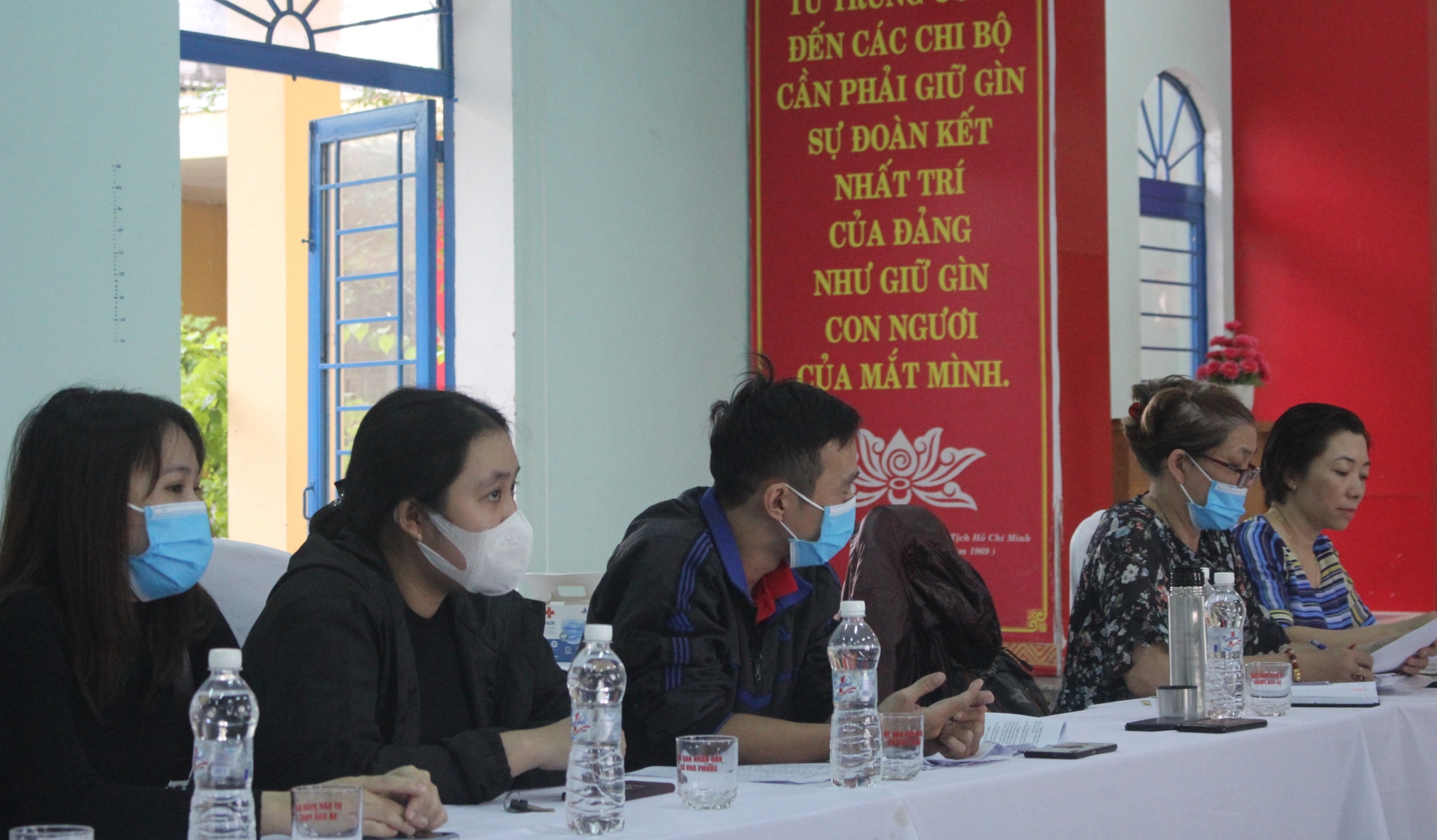 Các tình nguyện viên y tế vui mừng khi nhận được hỗ trợ đúng mức