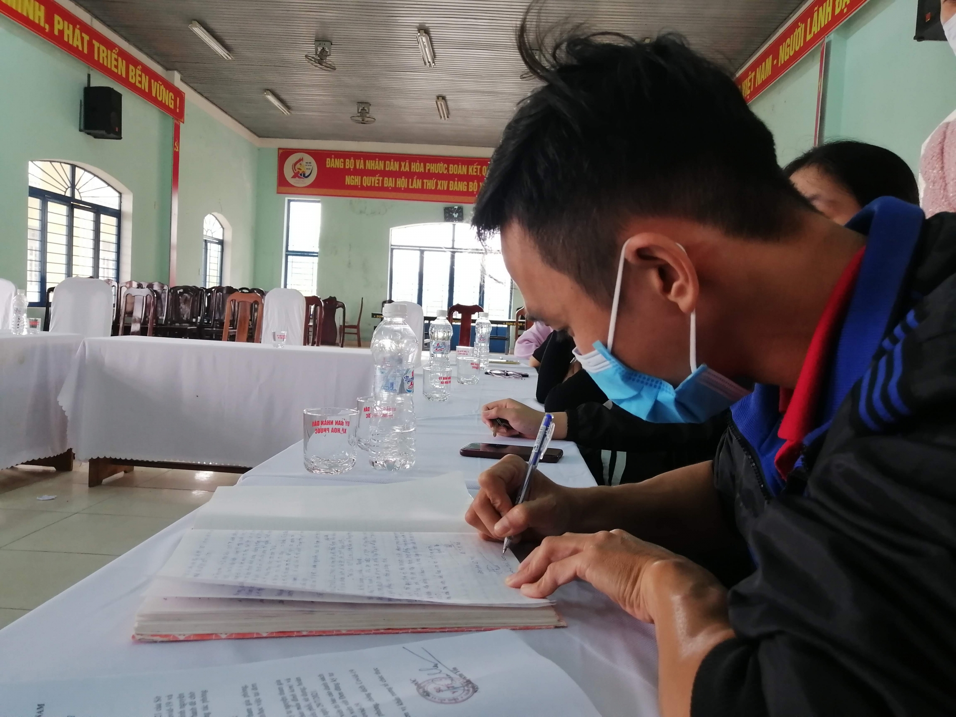 Các tình nguyện viên y tế vui mừng khi nhận được hỗ trợ đúng mức