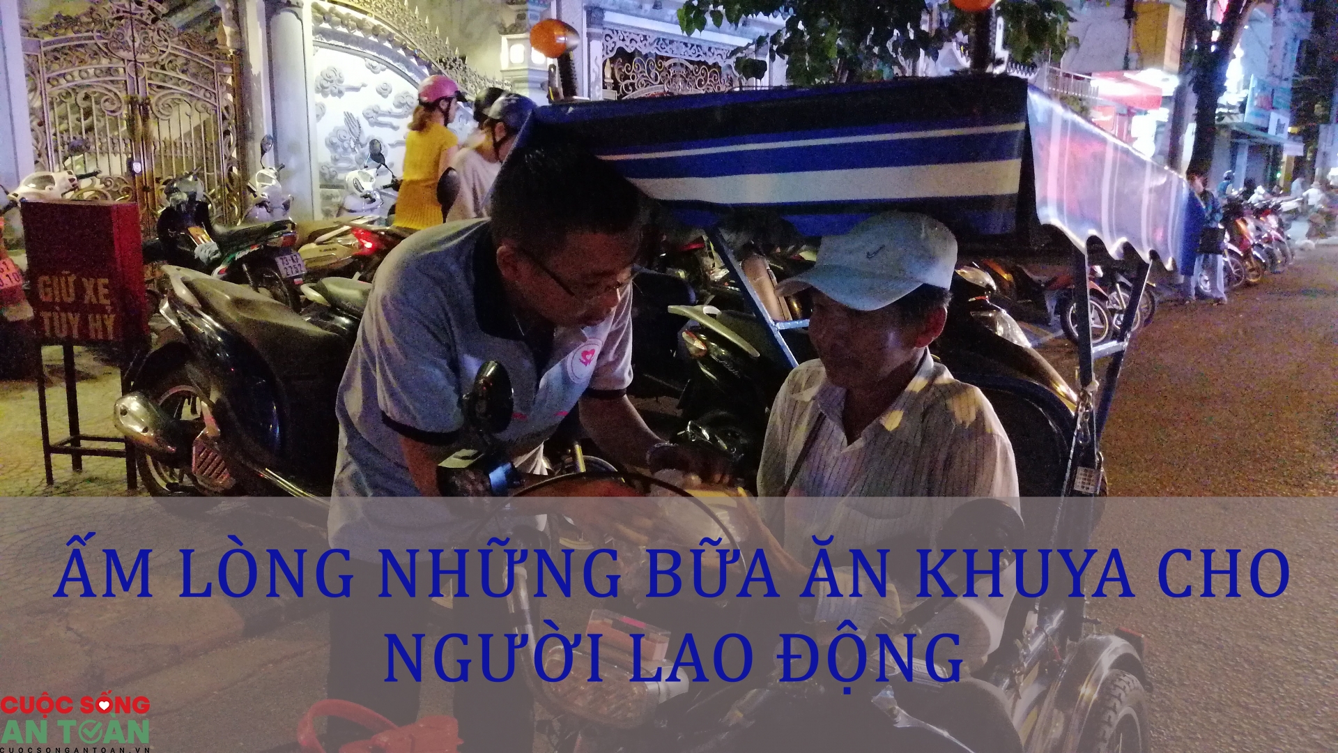 Ấm lòng những bữa ăn khuya cho người lao động Ấm lòng những bữa ăn khuya cho người lao động
