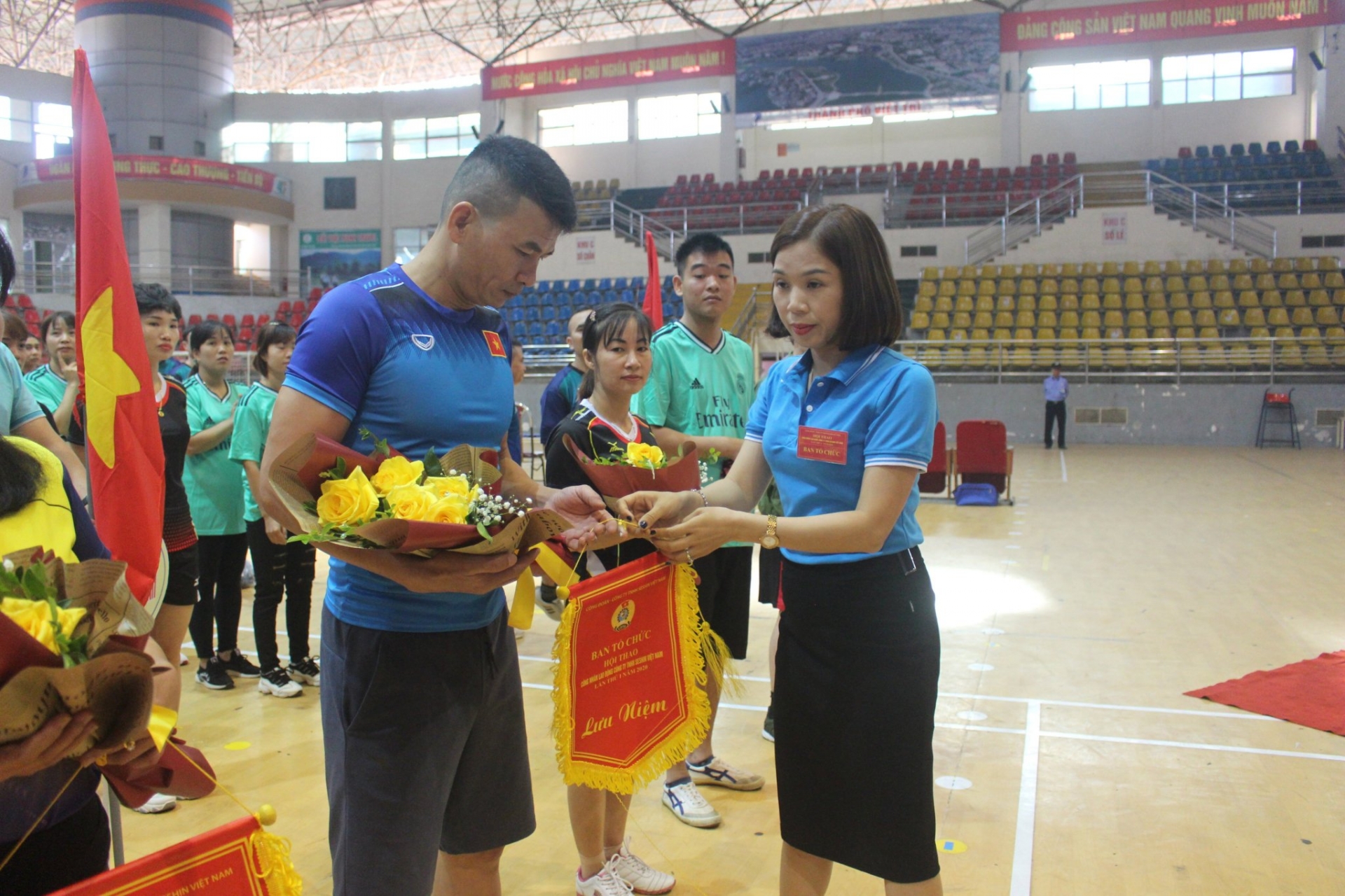 Đẩy mạnh phong trào “Toàn dân rèn luyện thân thể theo gương Bác Hồ vĩ đại” Đẩy mạnh phong trào “Toàn dân rèn luyện thân thể theo gương Bác Hồ vĩ đại”
