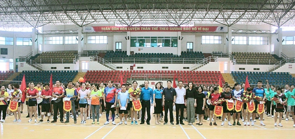 Đẩy mạnh phong trào “Toàn dân rèn luyện thân thể theo gương Bác Hồ vĩ đại” Đẩy mạnh phong trào “Toàn dân rèn luyện thân thể theo gương Bác Hồ vĩ đại”