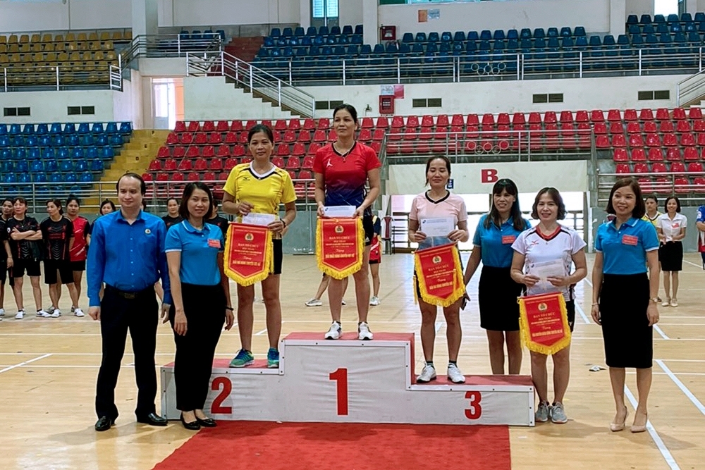 Đẩy mạnh phong trào “Toàn dân rèn luyện thân thể theo gương Bác Hồ vĩ đại” Đẩy mạnh phong trào “Toàn dân rèn luyện thân thể theo gương Bác Hồ vĩ đại”