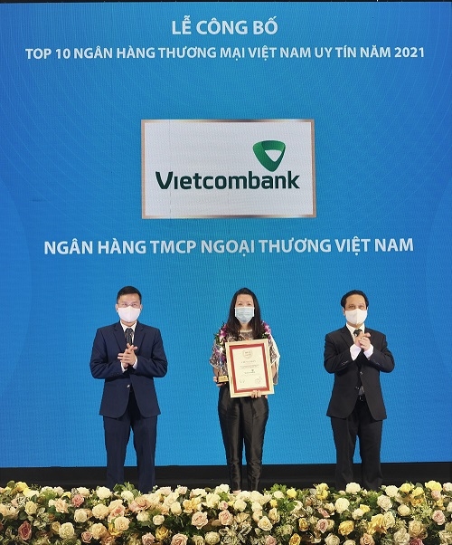 Ngân hàng TMCP Ngoại thương Việt Nam (Vietcombank): Tiếp tục dẫn đầu Top 10 ngân hàng thương mại uy tín năm 2021 Vietcombank lọt Top 50 công ty đại chúng uy tín và hiệu quả