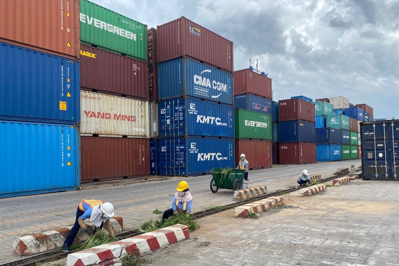 Miệt mài làm xanh sạch cho phố, làm tươi đẹp cho đời