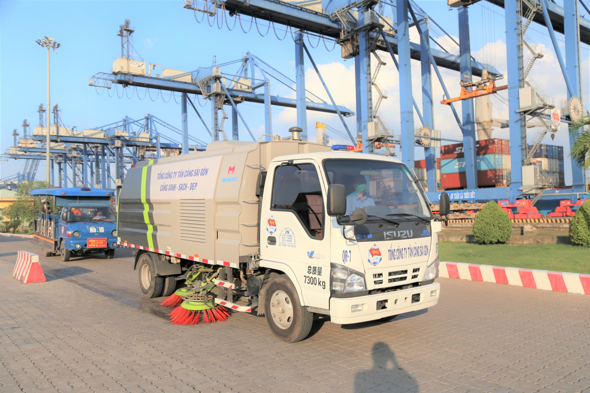 Miệt mài làm xanh sạch cho phố, làm tươi đẹp cho đời