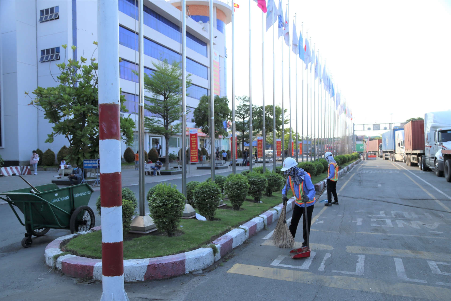 Lặng lẽ tiếng chổi tre