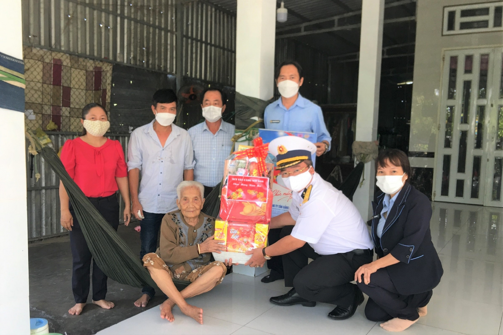 “Tết này mẹ có thêm các con ở Tân Cảng Sài Gòn nên ấm lòng lắm!” “Tết này mẹ có thêm các con ở Tân Cảng Sài Gòn nên ấm lòng lắm!”