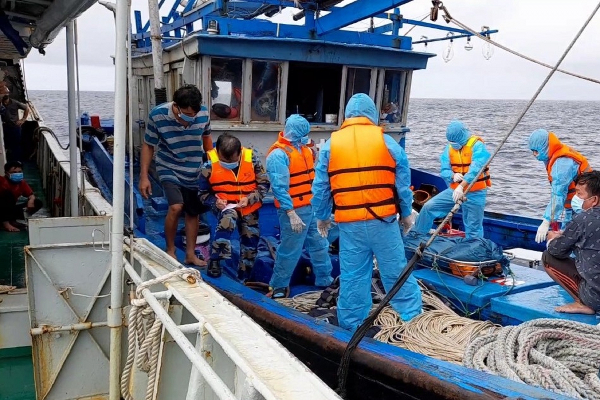 Tàu 743 Tổng  Công ty Tân  Cảng  Sài  Gòn  đưa ngư dân bị nạn trên biển về đất liền