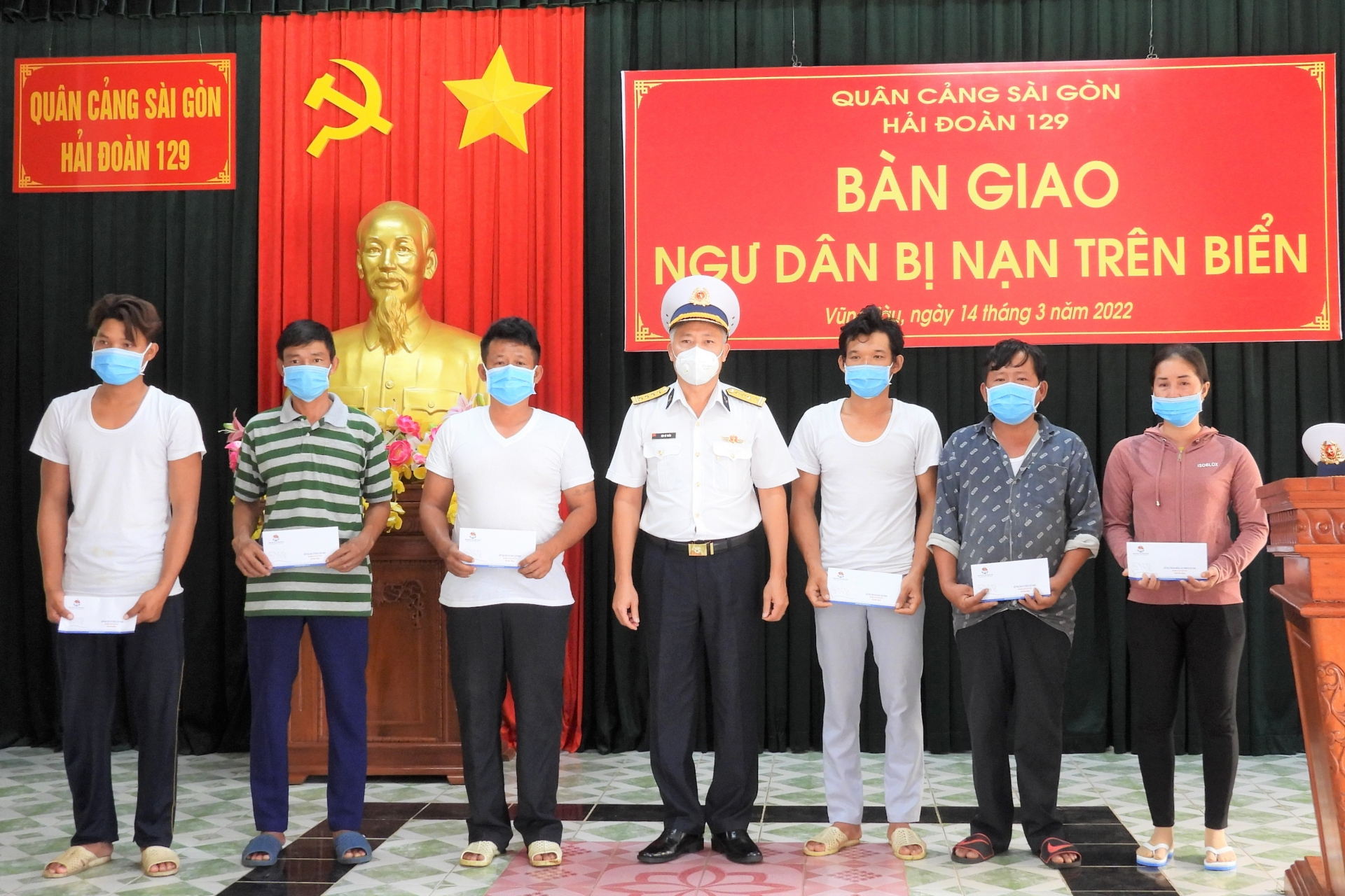 Tổng công ty Tân Cảng Sài Gòn đưa ngư dân bị nạn về đất liền an toàn Tổng công ty Tân Cảng Sài Gòn đưa ngư dân bị nạn về đất liền an toàn