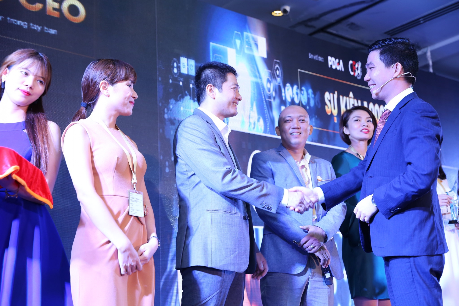 Báo chí như đòn bẩy cho doanh nghiệp trao giá trị nhiều hơn " Báo chí như đòn bẩy cho doanh nghiệp trao giá trị nhiều hơn "