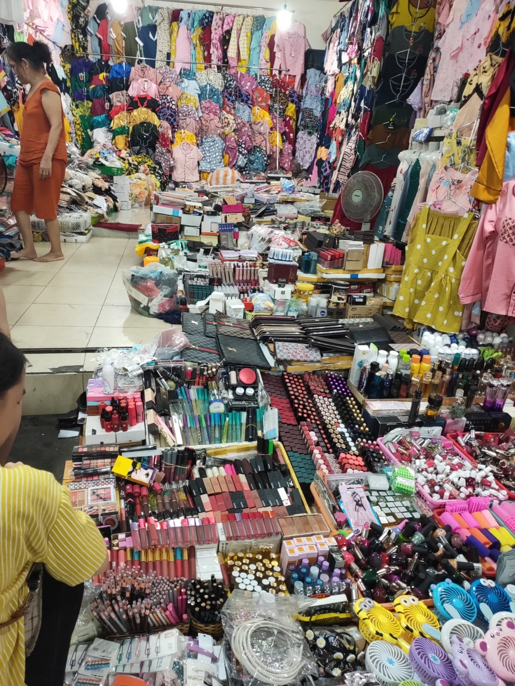 Trôi nổi nhiều sản phẩm làm đẹp không rõ nguồn gốc troi noi nhieu san pham lam dep khong ro nguon goc