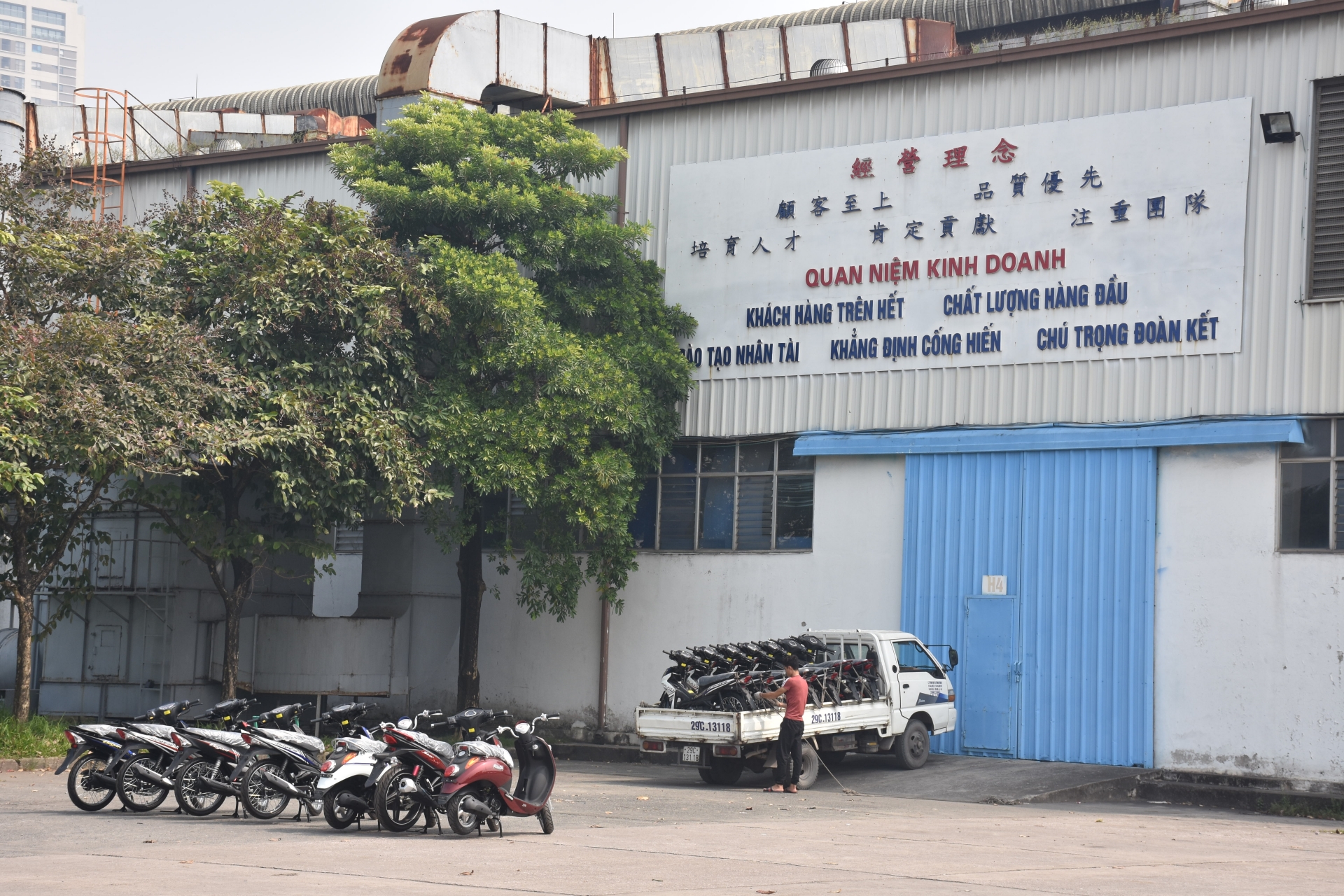 Hành trang tuổi già của những công nhân bị lấy đi tuổi trẻ hanh trang tuoi gia cua nhung cong nhan bi lay di tuoi tre