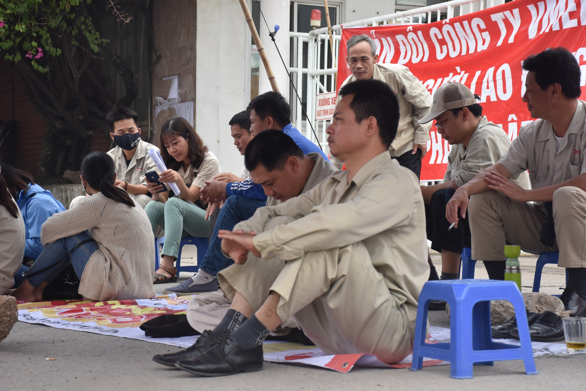 Hành trang tuổi già của những công nhân bị lấy đi tuổi trẻ hanh trang tuoi gia cua nhung cong nhan bi lay di tuoi tre