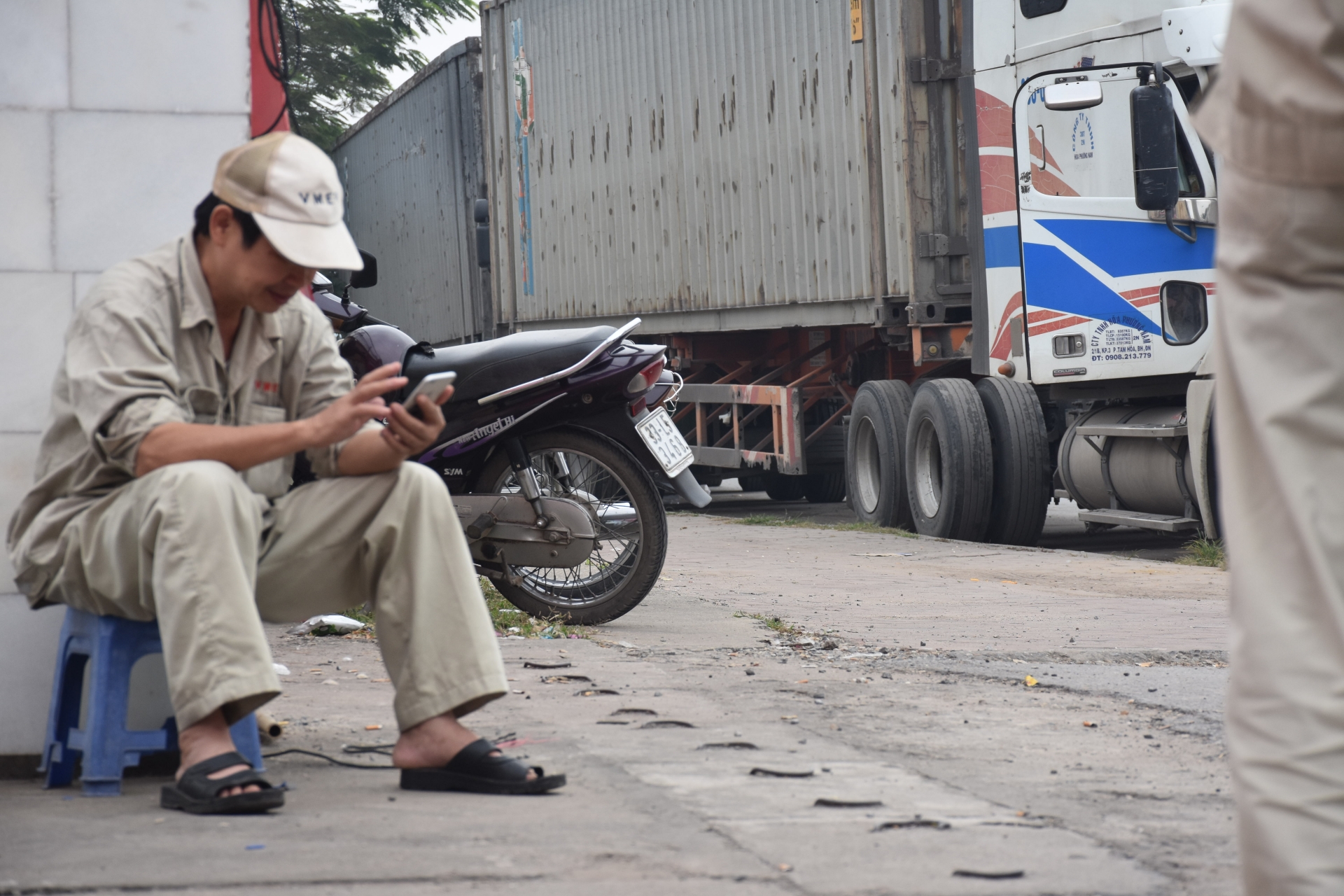 Hành trang tuổi già của những công nhân bị lấy đi tuổi trẻ hanh trang tuoi gia cua nhung cong nhan bi lay di tuoi tre