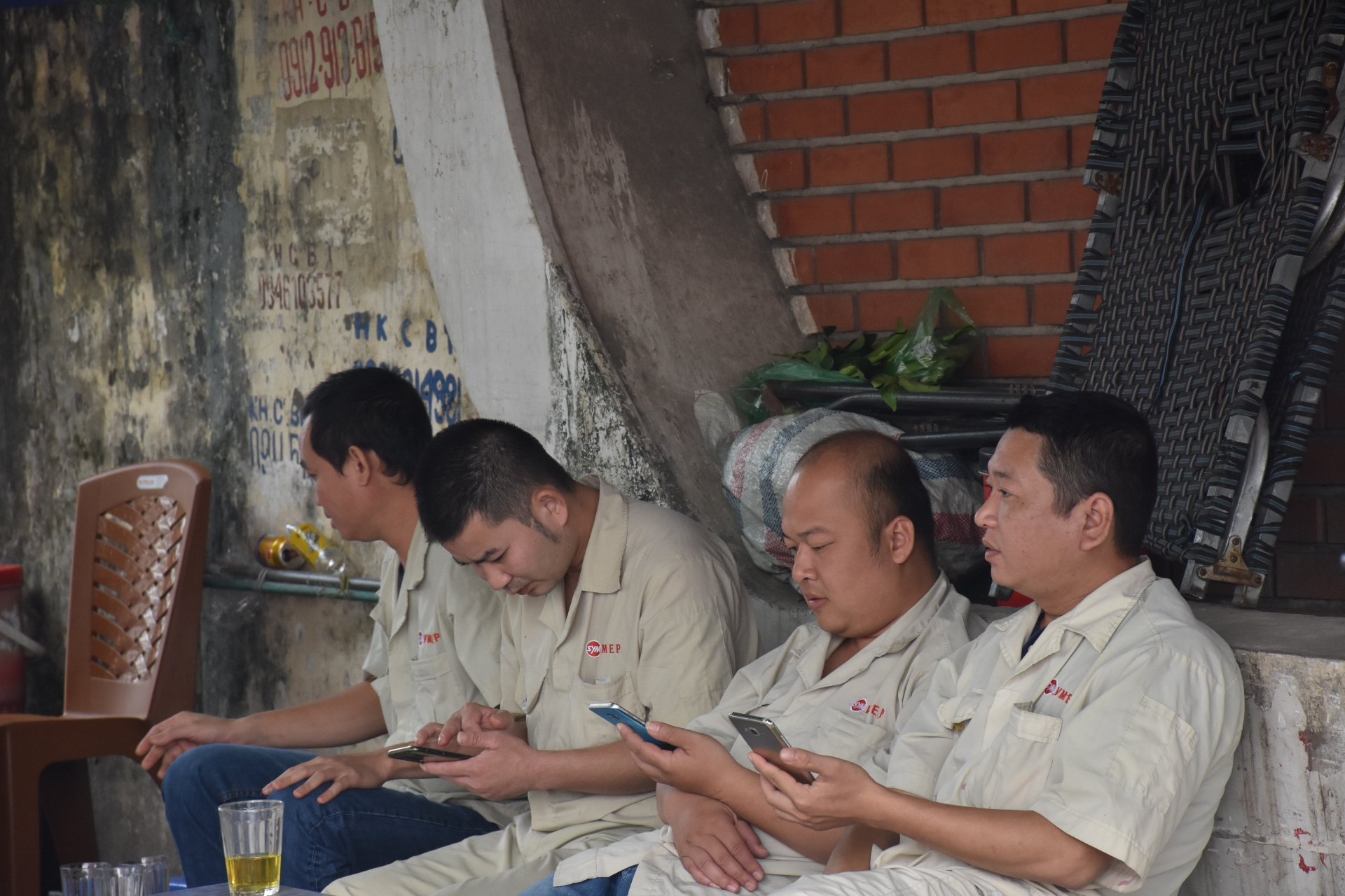 Hành trang tuổi già của những công nhân bị lấy đi tuổi trẻ hanh trang tuoi gia cua nhung cong nhan bi lay di tuoi tre