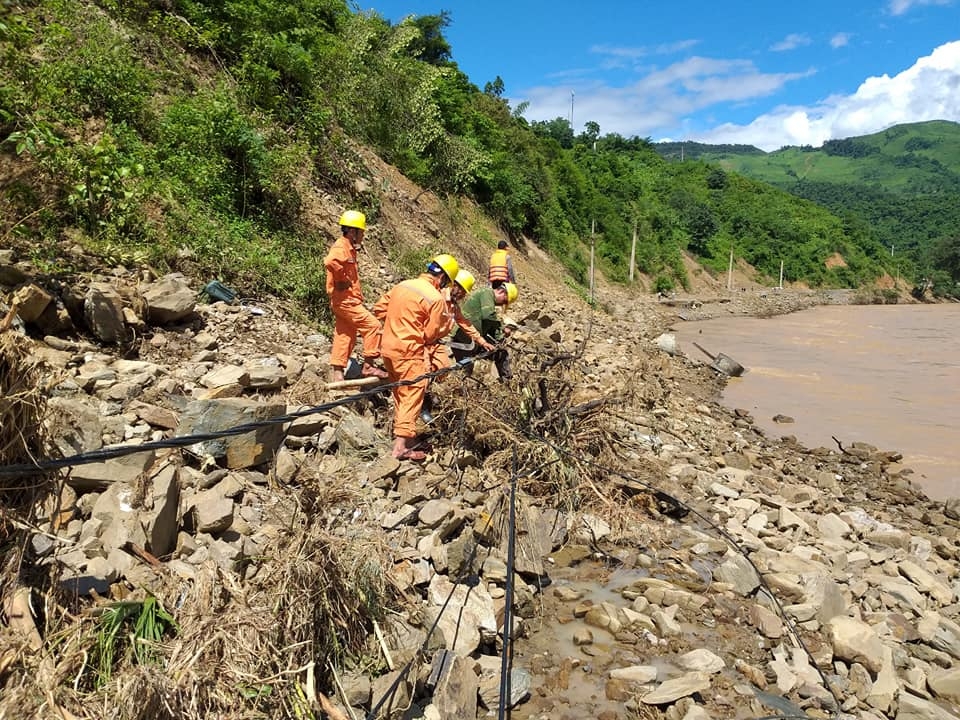 Nhọc nhằn công nhân ngành điện