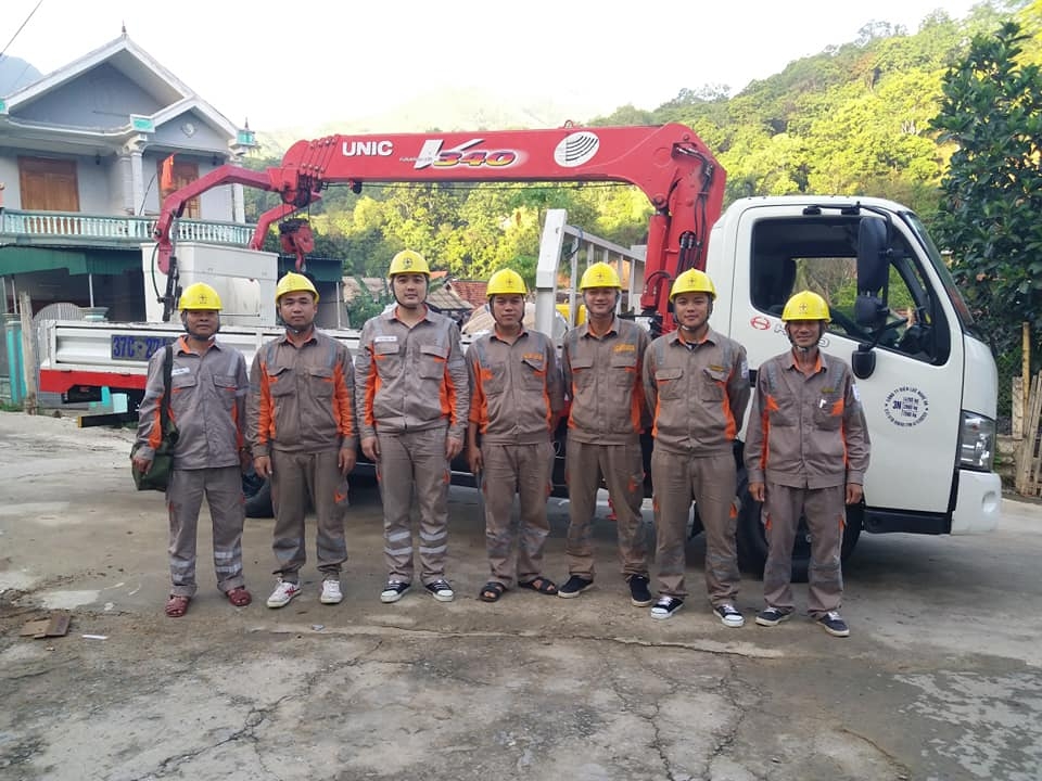 Nhọc nhằn công nhân ngành điện