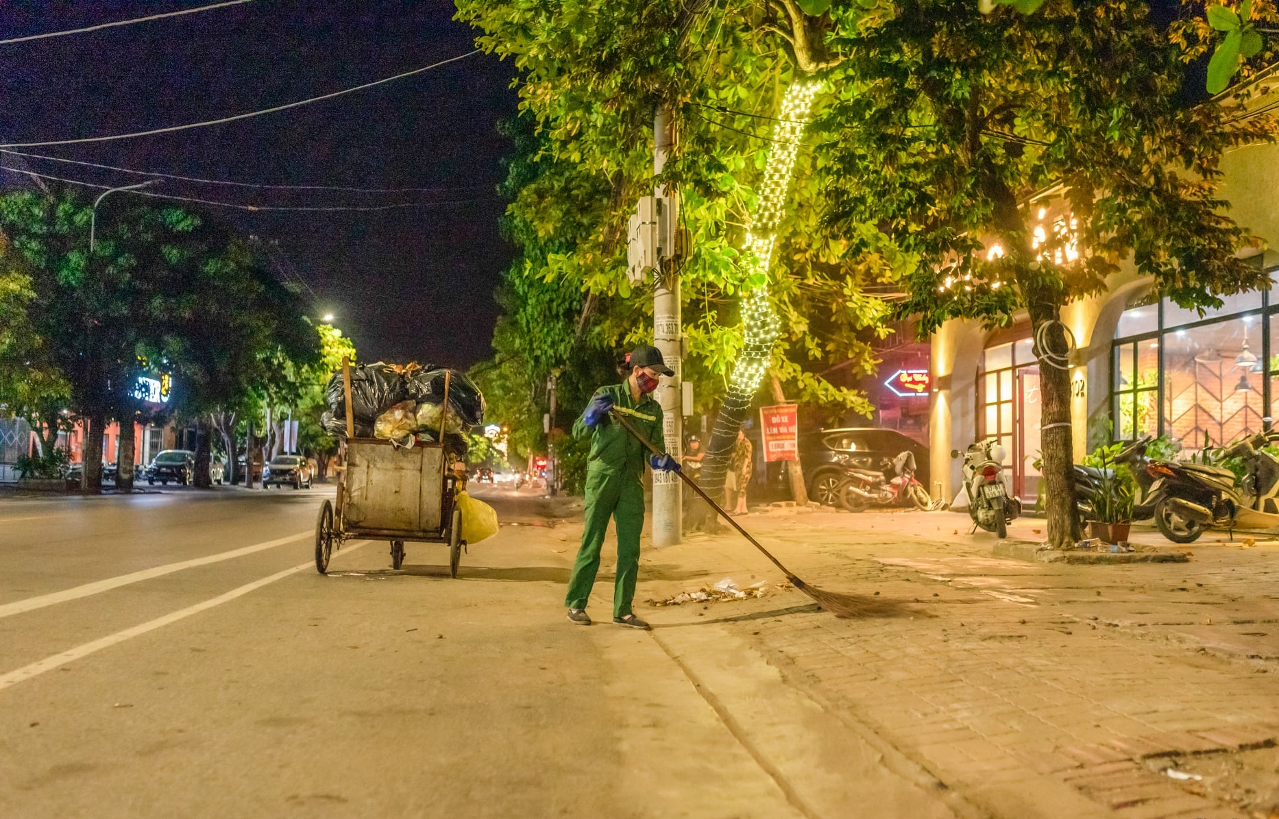Theo chân những người làm sạch đẹp đường phố thành Vinh, Nghệ An