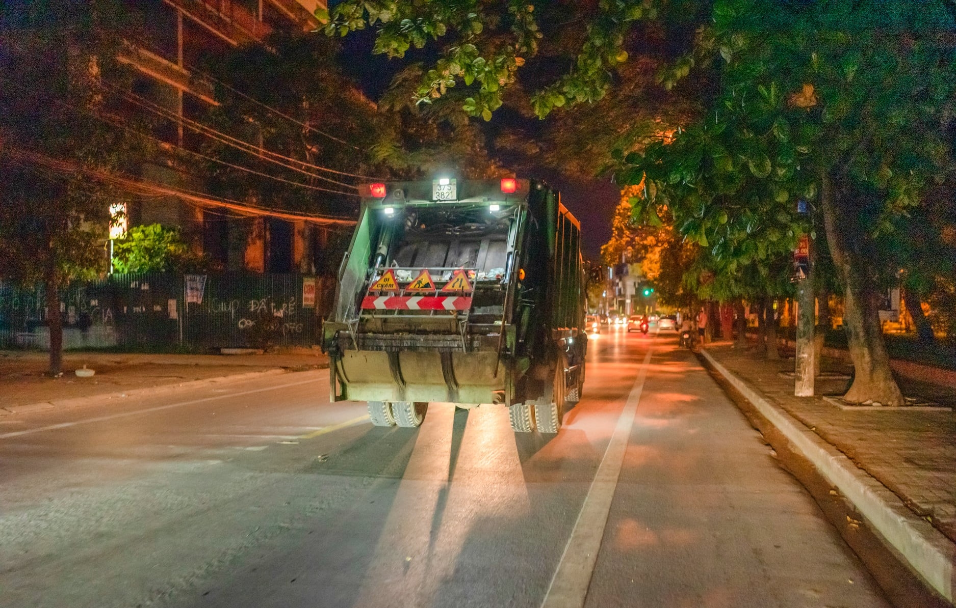 Theo chân những người làm sạch đẹp đường phố thành Vinh, Nghệ An