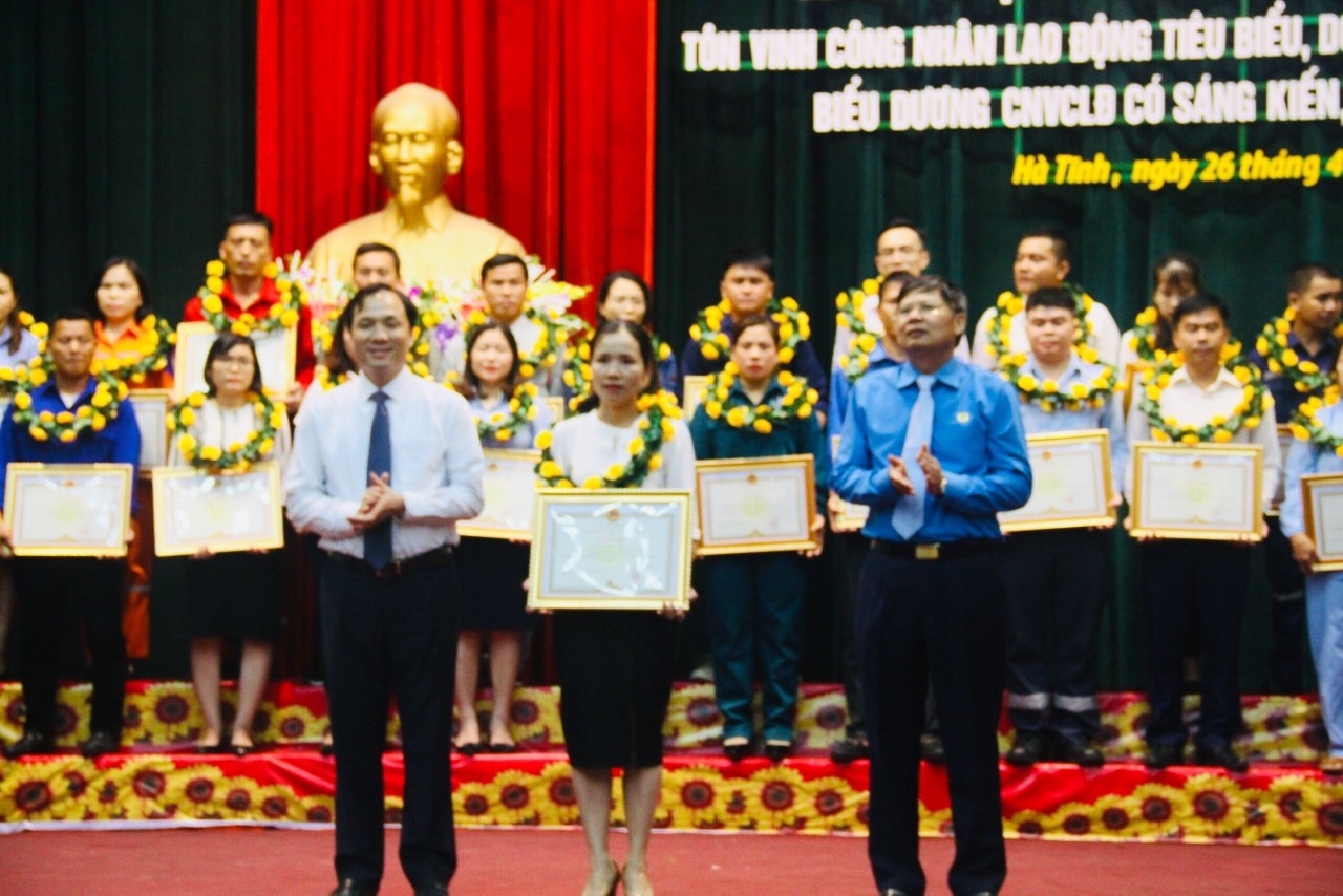 LĐLĐ Hà Tĩnh tôn vinh công nhân lao động tiêu biểu, doanh nghiệp vì người lao động LĐLĐ Hà Tĩnh tôn vinh công nhân lao động tiêu biểu, doanh nghiệp vì người lao động
