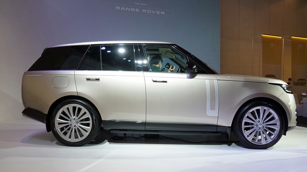 Cận cảnh Range Rover First Edition thế hệ mới tại Việt Nam Cận cảnh Range Rover First Edition thế hệ mới tại Việt Nam