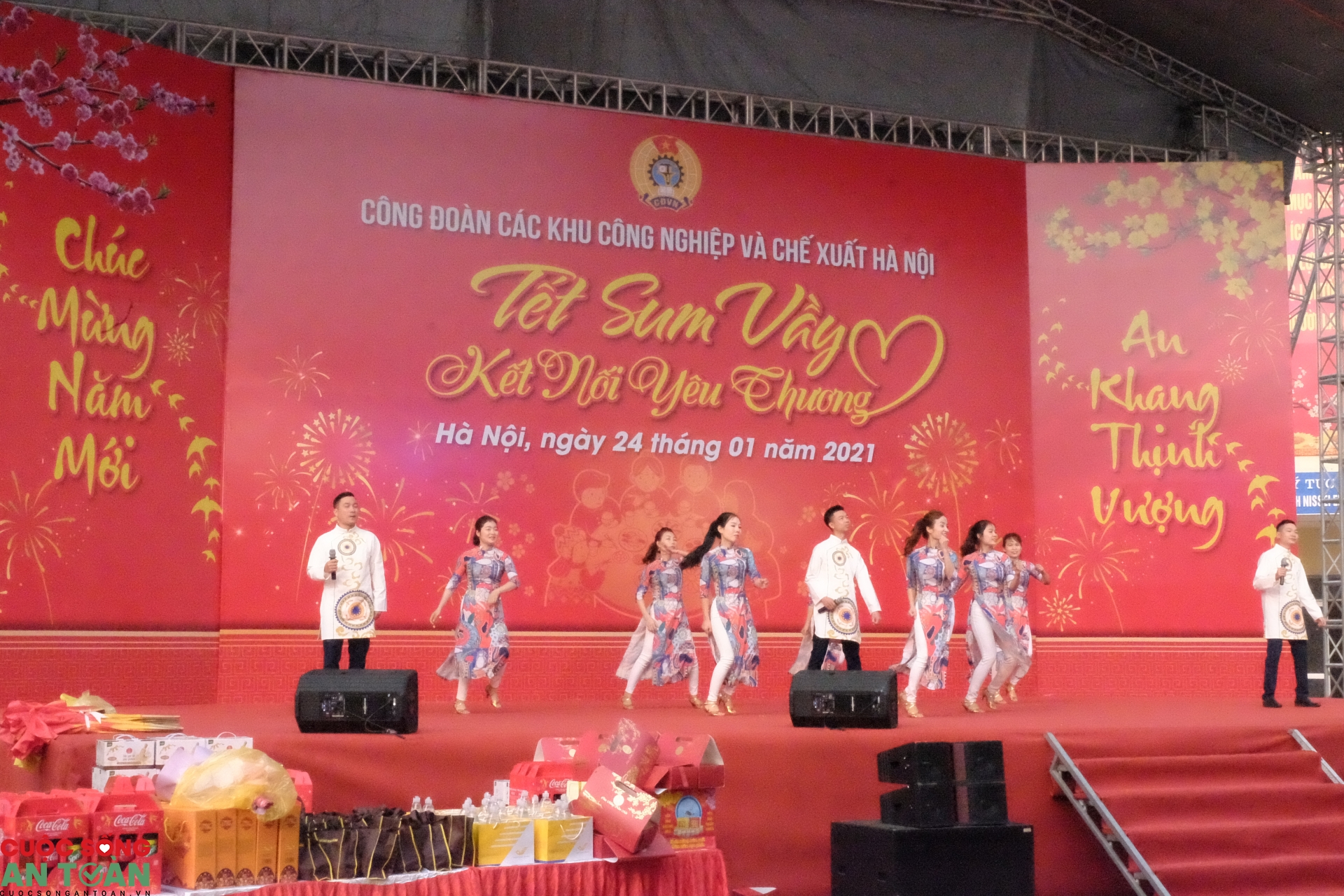 Công nhân Hà Nội nô nức tham dự “Tết sum vầy” Công nhân Hà Nội nô nức tham dự “Tết sum vầy”