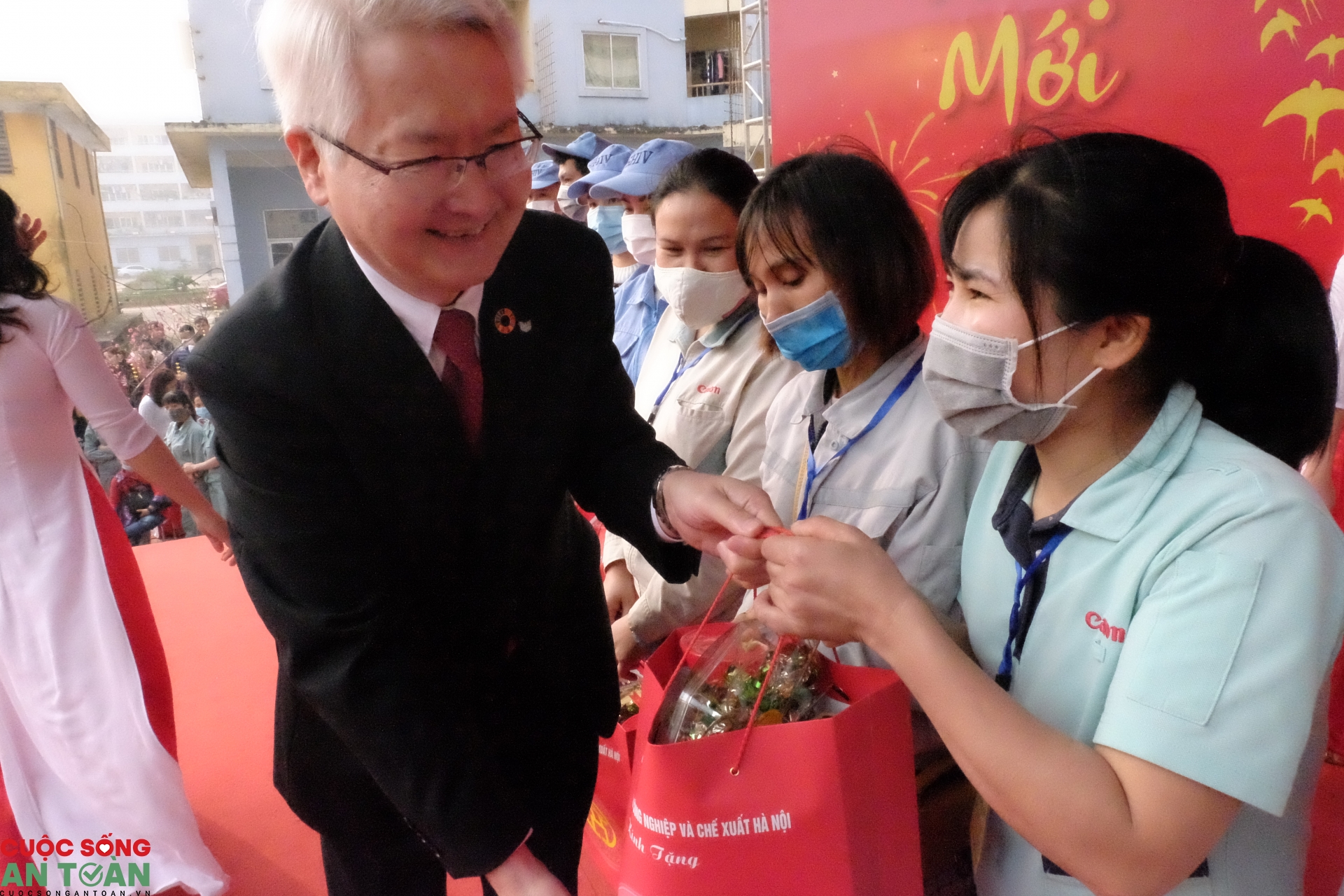 Công nhân Hà Nội nô nức tham dự “Tết sum vầy” Công nhân Hà Nội nô nức tham dự “Tết sum vầy”