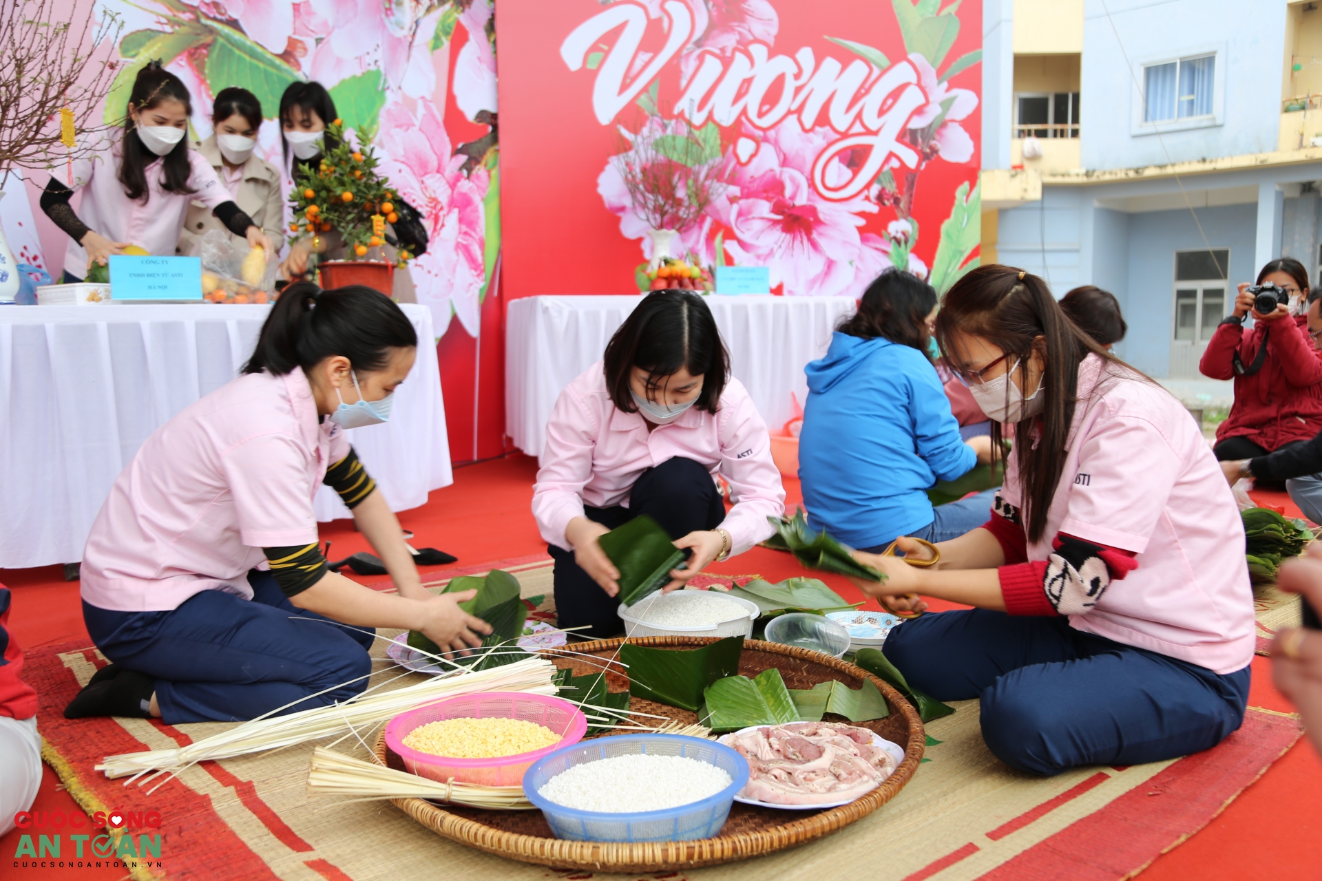 Công nhân Thủ đô trổ tài gói bánh chưng, bày mâm ngũ quả trong “Tết sum vầy” Công nhân Thủ đô trổ tài gói bánh chưng, bày mâm ngũ quả trong “Tết sum vầy”
