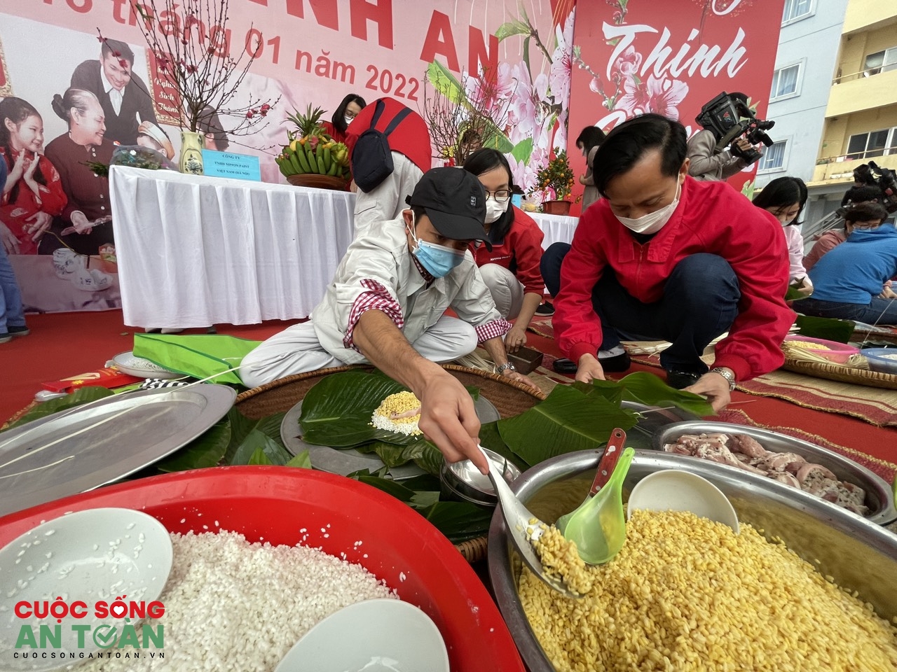 Công nhân Thủ đô trổ tài gói bánh chưng, bày mâm ngũ quả trong “Tết sum vầy” Công nhân Thủ đô trổ tài gói bánh chưng, bày mâm ngũ quả trong “Tết sum vầy”