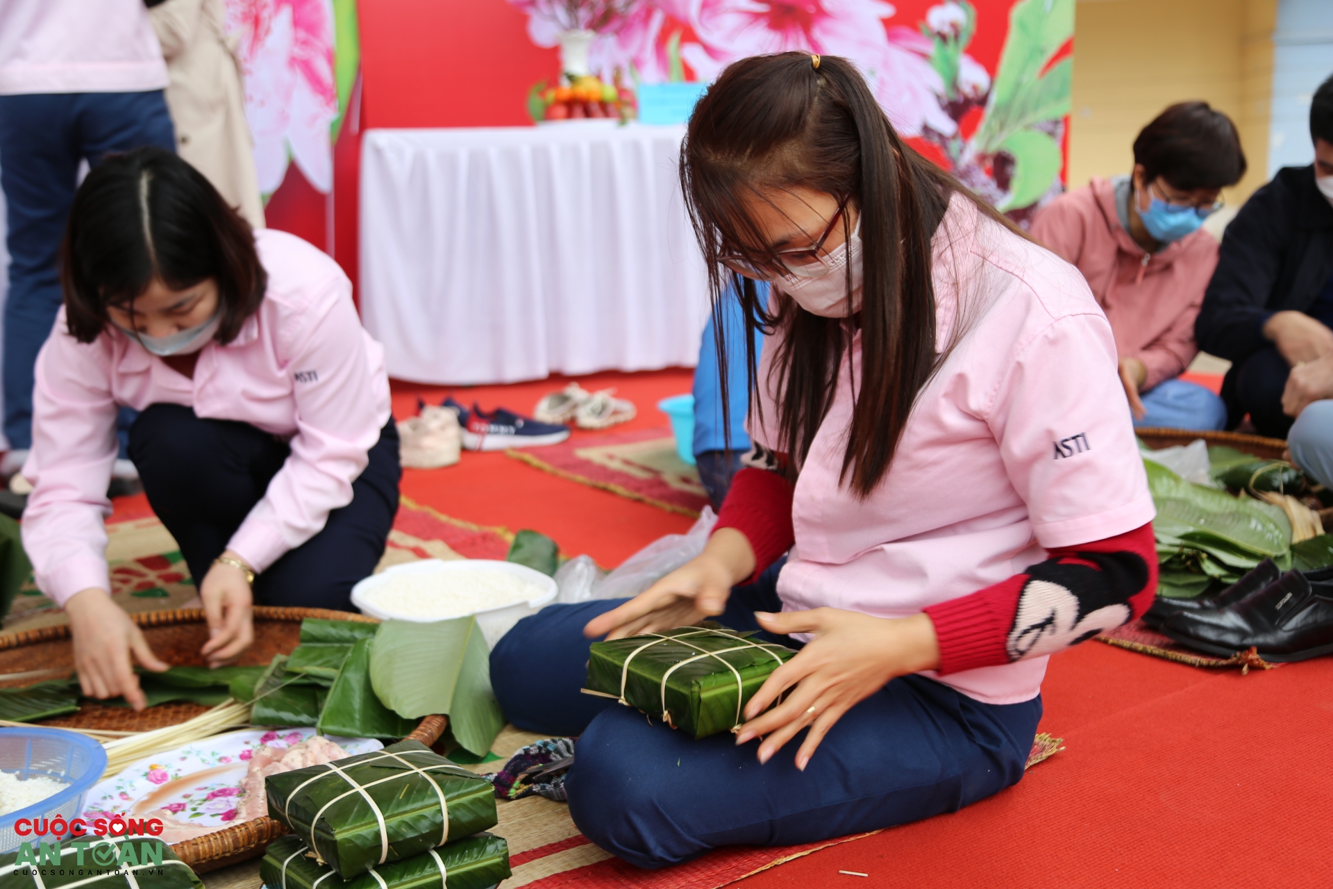 Công nhân Thủ đô trổ tài gói bánh chưng, bày mâm ngũ quả trong “Tết sum vầy” Công nhân Thủ đô trổ tài gói bánh chưng, bày mâm ngũ quả trong “Tết sum vầy”