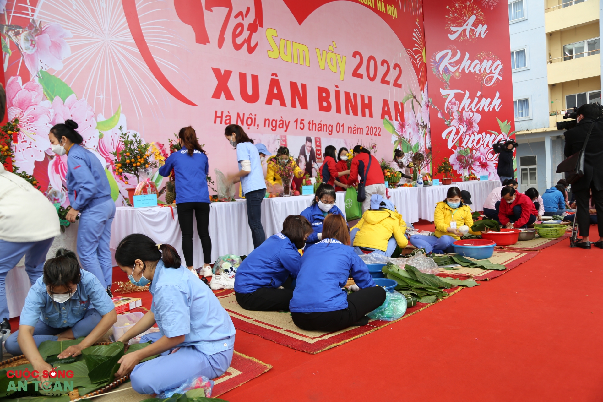 Công nhân Thủ đô trổ tài gói bánh chưng, bày mâm ngũ quả trong “Tết sum vầy” Công nhân Thủ đô trổ tài gói bánh chưng, bày mâm ngũ quả trong “Tết sum vầy”