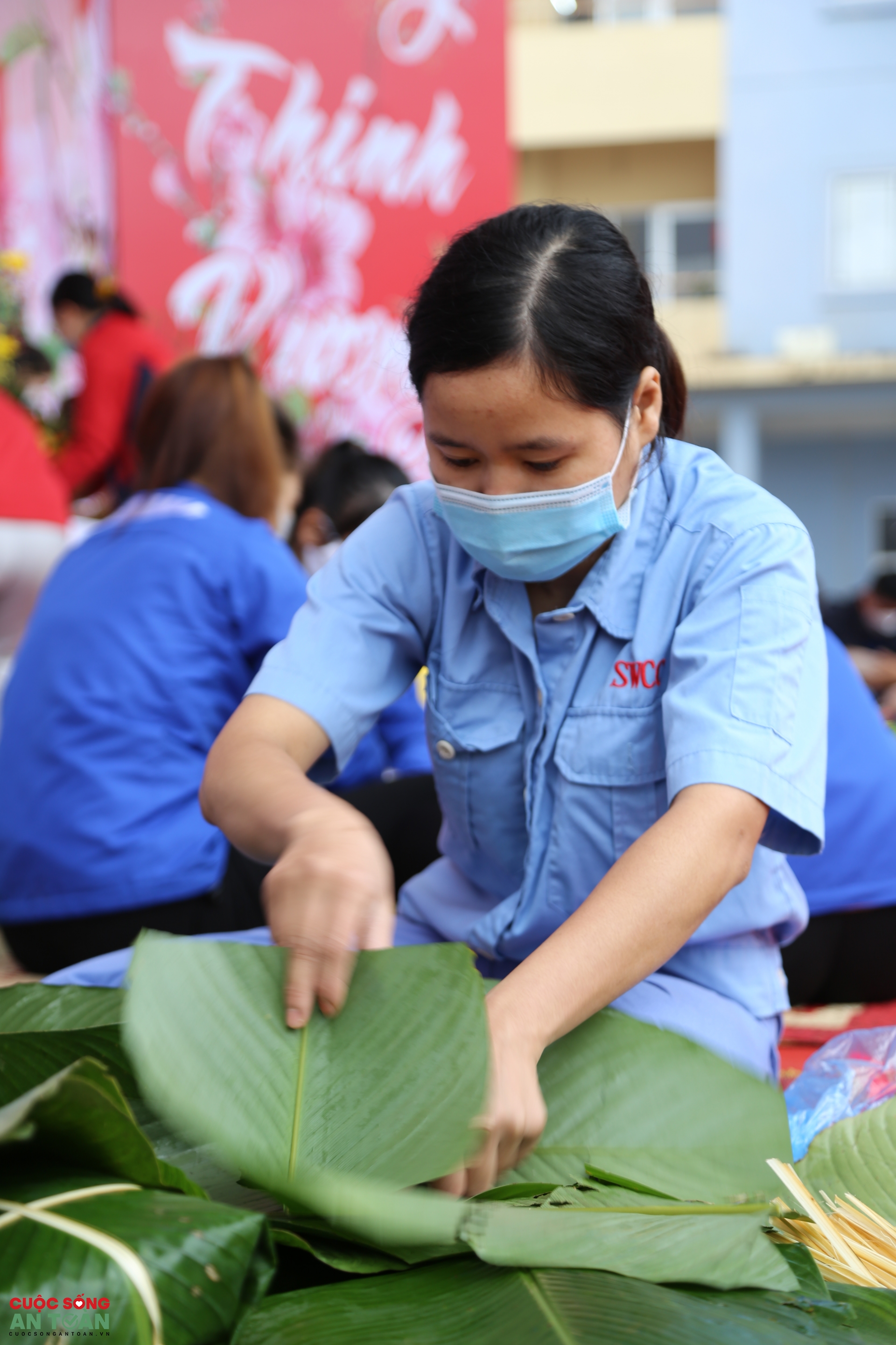 Công nhân Thủ đô trổ tài gói bánh chưng, bày mâm ngũ quả trong “Tết sum vầy” Công nhân Thủ đô trổ tài gói bánh chưng, bày mâm ngũ quả trong “Tết sum vầy”