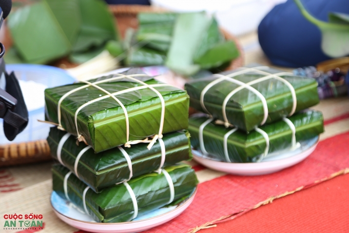 Công nhân Thủ đô trổ tài gói bánh chưng, bày mâm ngũ quả trong “Tết sum vầy” Công nhân Thủ đô trổ tài gói bánh chưng, bày mâm ngũ quả trong “Tết sum vầy”