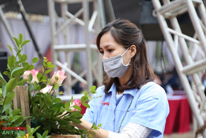 Công nhân Thủ đô trổ tài gói bánh chưng, bày mâm ngũ quả trong “Tết sum vầy” Công nhân Thủ đô trổ tài gói bánh chưng, bày mâm ngũ quả trong “Tết sum vầy”