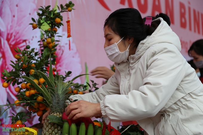 Công nhân Thủ đô trổ tài gói bánh chưng, bày mâm ngũ quả trong “Tết sum vầy” Công nhân Thủ đô trổ tài gói bánh chưng, bày mâm ngũ quả trong “Tết sum vầy”