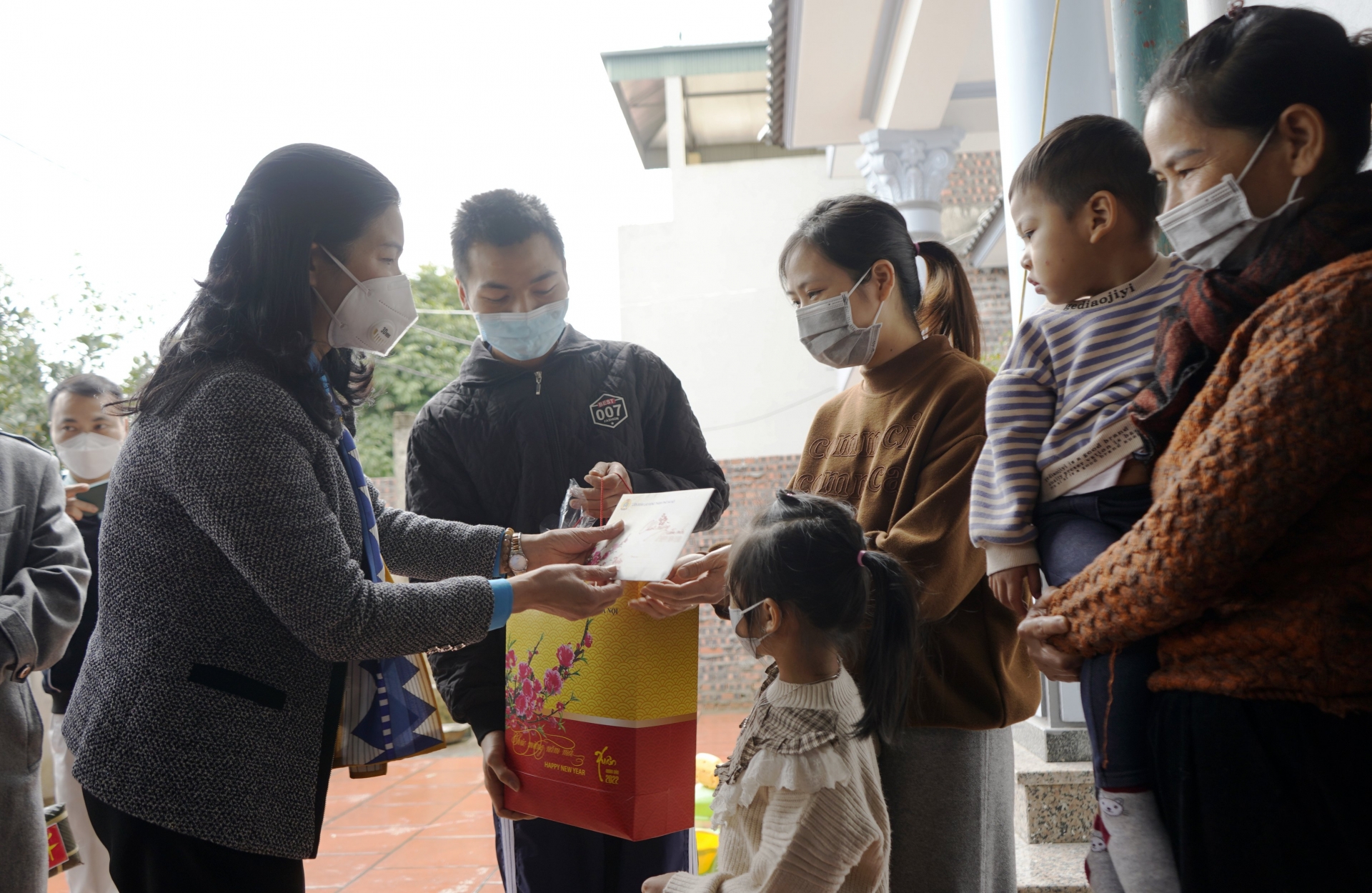 Tặng quà cho những công nhân không về quê đón Tết