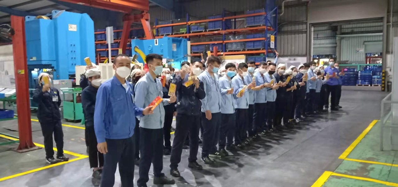 Người lao động phấn khởi trong ngày “mở máy” đầu năm