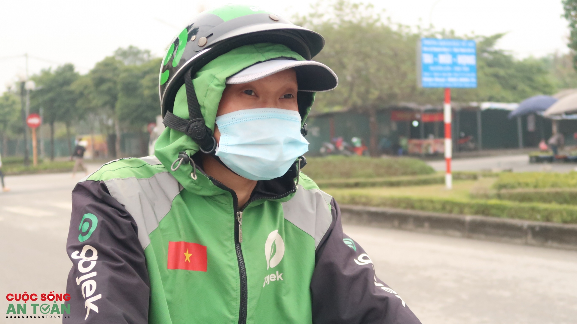 Nam công nhân sáng vào nhà máy, tối chạy xe ôm Nam công nhân sáng vào nhà máy, tối chạy xe ôm