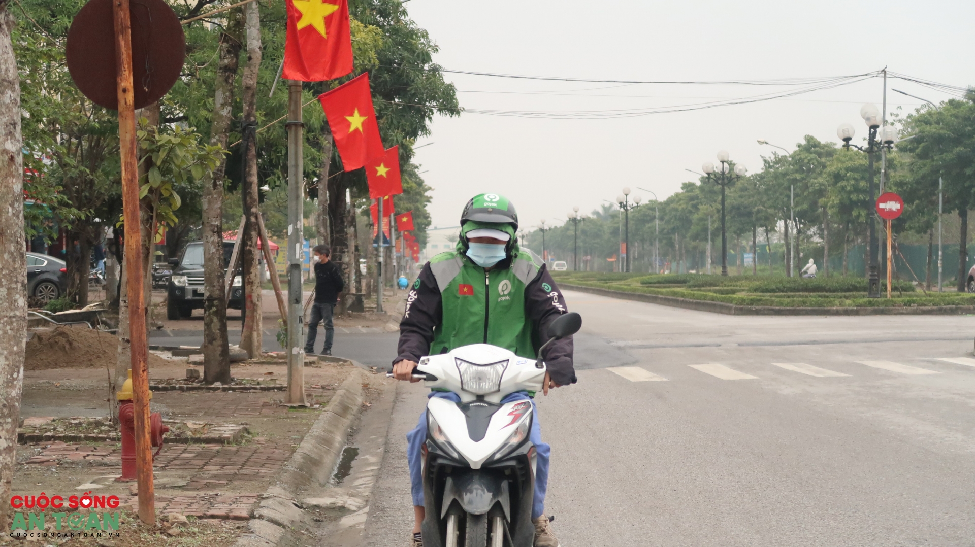 Nam công nhân sáng vào nhà máy, tối chạy xe ôm Nam công nhân sáng vào nhà máy, tối chạy xe ôm