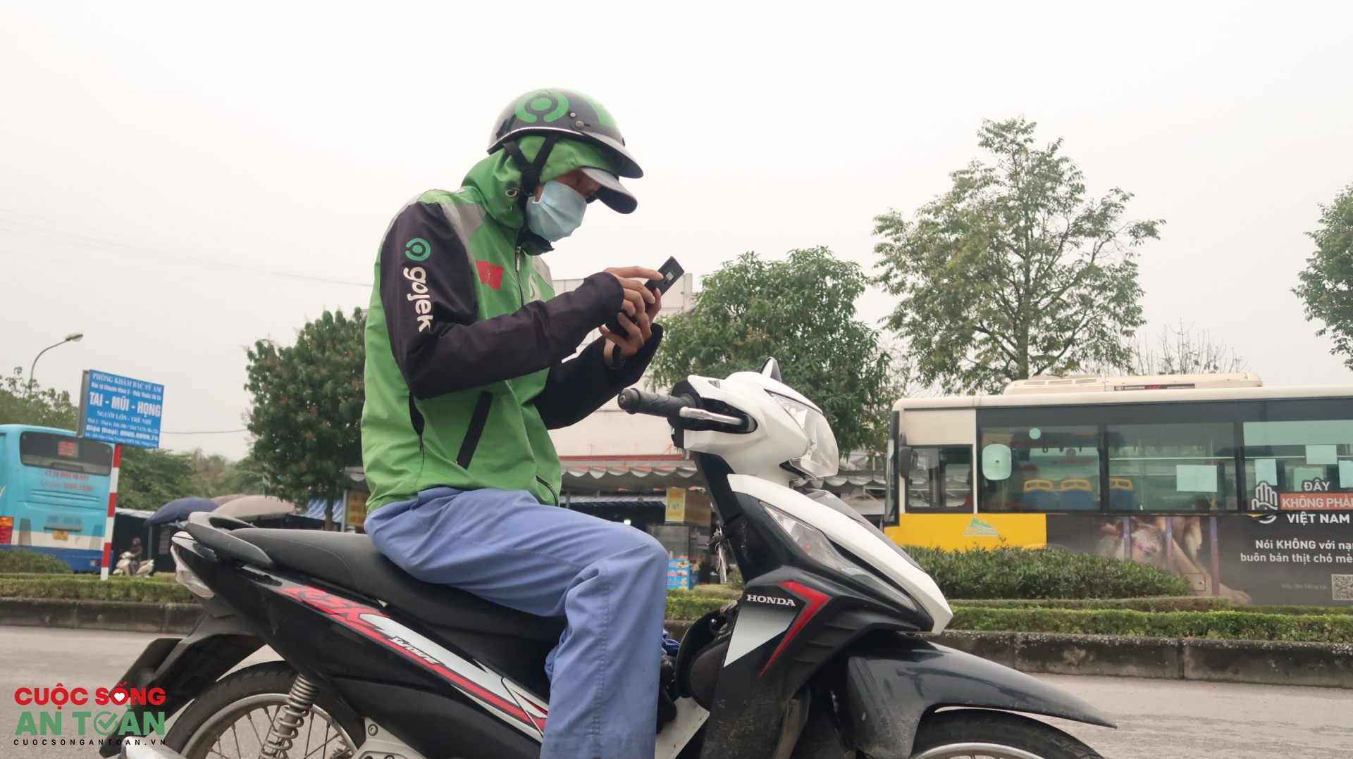 Nam công nhân sáng vào nhà máy, tối chạy xe ôm Nam công nhân sáng vào nhà máy, tối chạy xe ôm