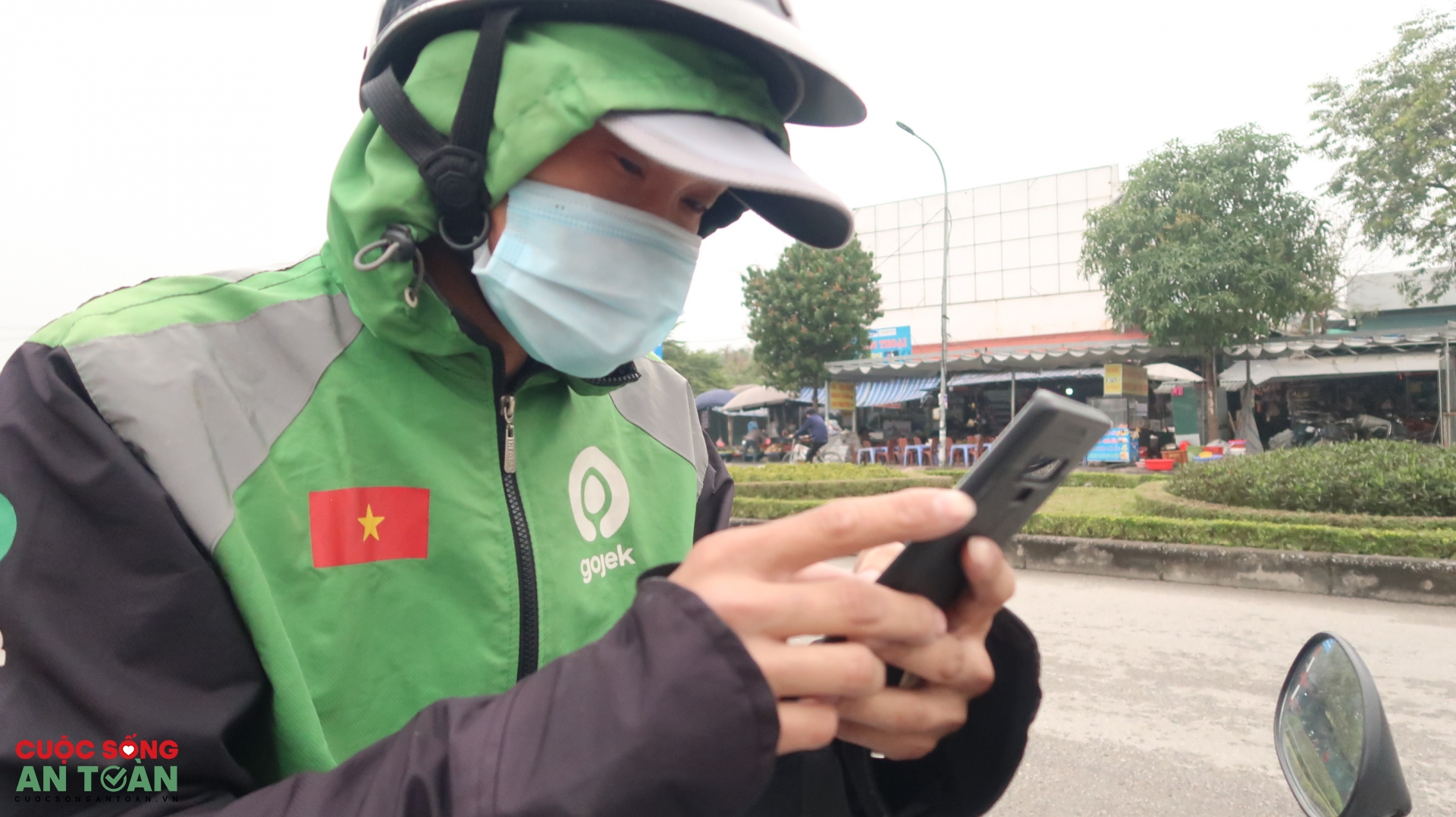 Nam công nhân sáng vào nhà máy, tối chạy xe ôm Nam công nhân sáng vào nhà máy, tối chạy xe ôm
